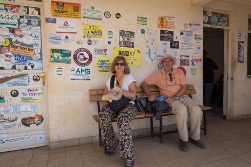 Blanca y Armando esperando turno para el registro de pasaportes